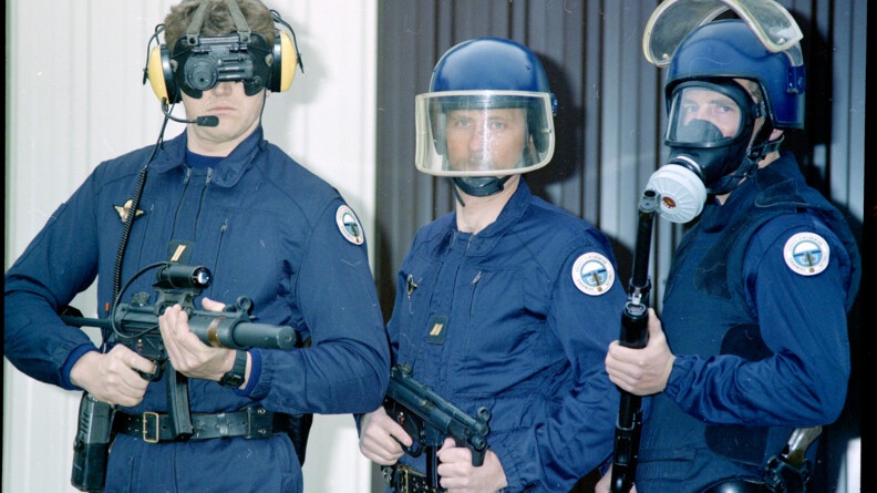 Trois militaires du GIGN en tenue d'intervention en 1987.