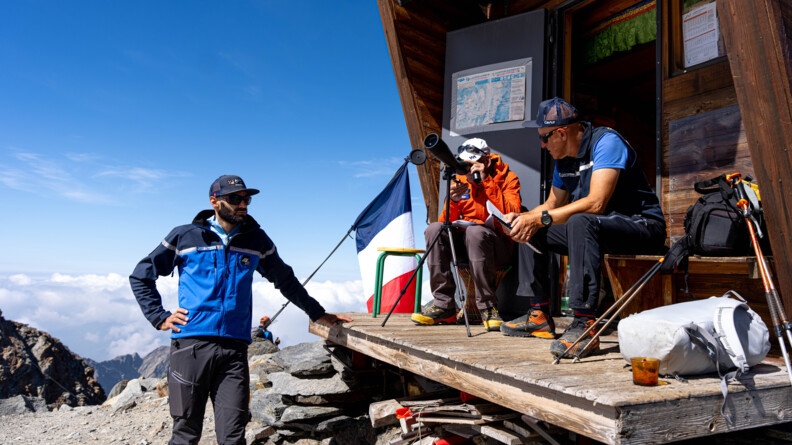 Deux gendarmes duPGHM de Chamonix et un agent de la ville de Saint-Gervais-les-Bains sur le Mont Blanc à la cabane de contrôle, à l’entrée du glacier de Tête Rousse.