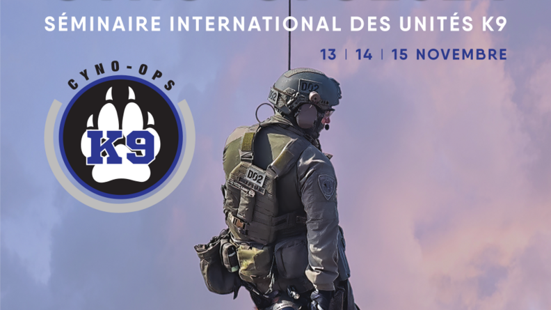 Un soldat au bout d'un treuil avec un chien équipé pour le parachutage sur un fond nuageux. En haut de l'affiche, "CYNO-OPS 2024 - SEMINAIRE INTERNATIONAL DES UNITÉS K9 - 13/14/15 novembre