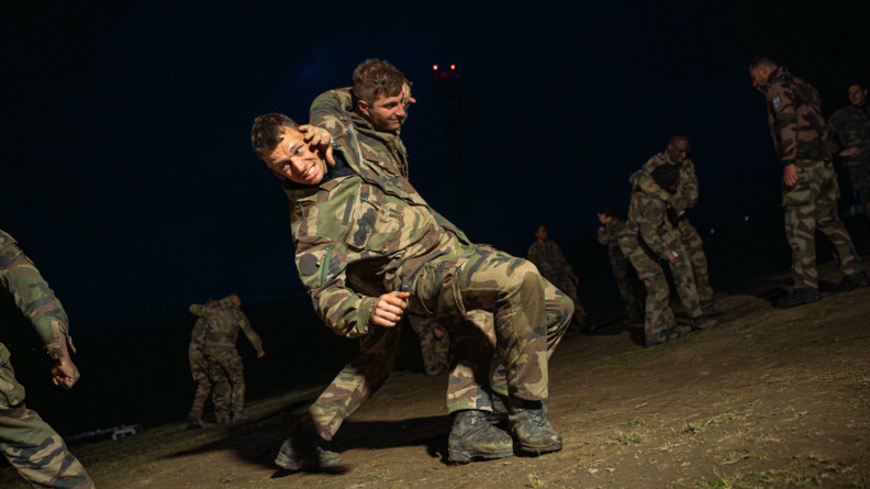 Deux élèves officiers se font des prises de combat TIOR de nuit