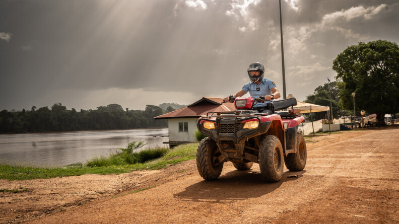 Le gendarme Jonathan circulant en quad.