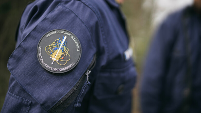 Zom sur un écusson IRCGN porté sur une combinaison bleu marine