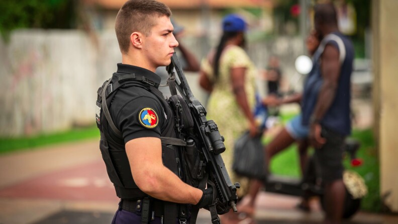 Gendarme du DSI sécurisant un lieu.