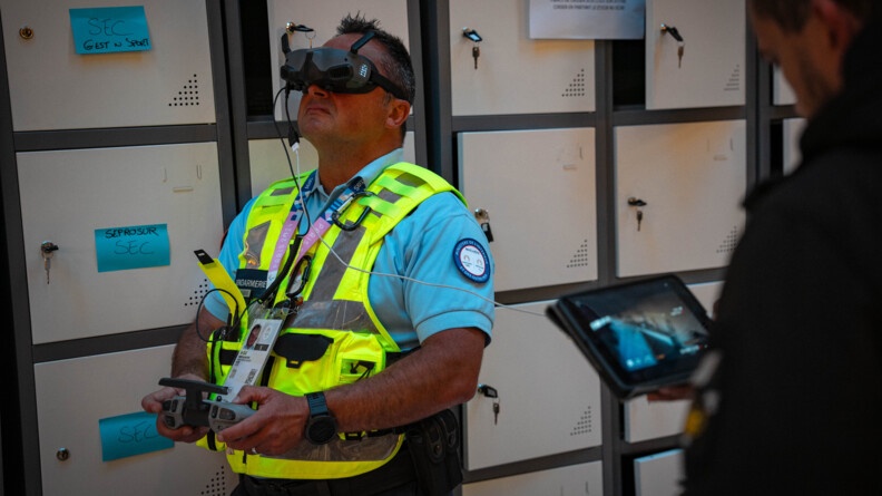 Les gendarmes EOR inspectent le site de la cérémonie d'ouverture des Jeux paralympiques de Paris 2024