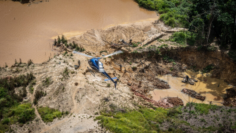 Hélicoptère survolant une baranque.