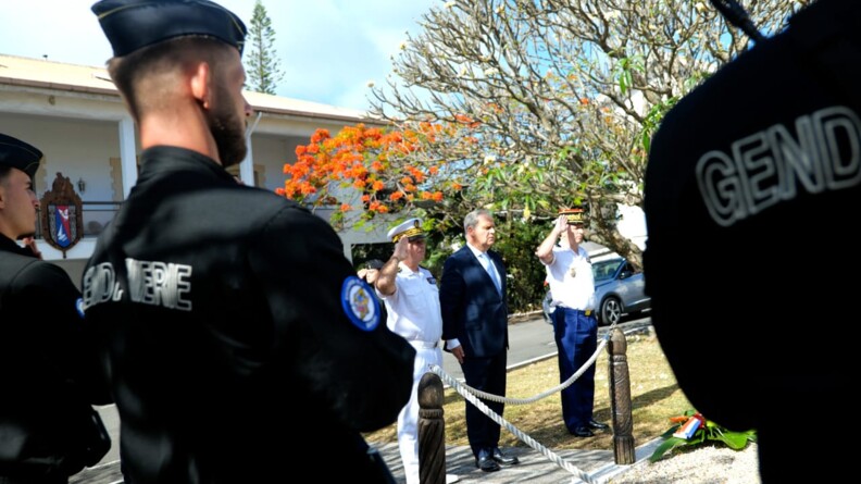 Le ministre chargé des Outre-mer rendant hommages aux deux gendarmes décédés en service.