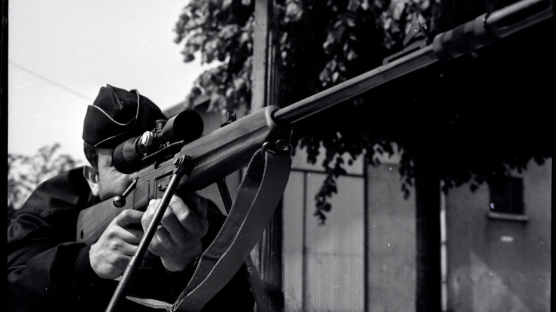 Tireur d'élite du GIGN en position couchée en 1974