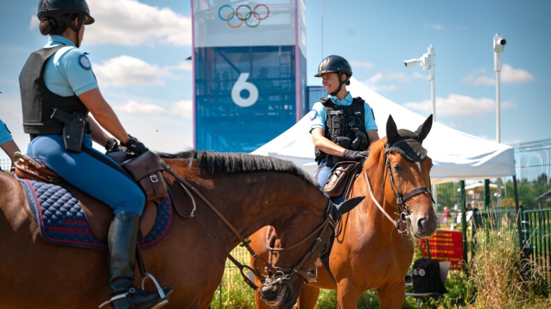 Deux cavaliers de la Garde républicaine en patrouille à proximité du trou n°6 du Golf National.