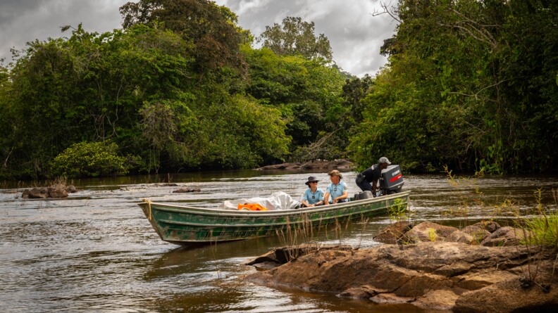 Gendarmes naviguant sur une pirogue.