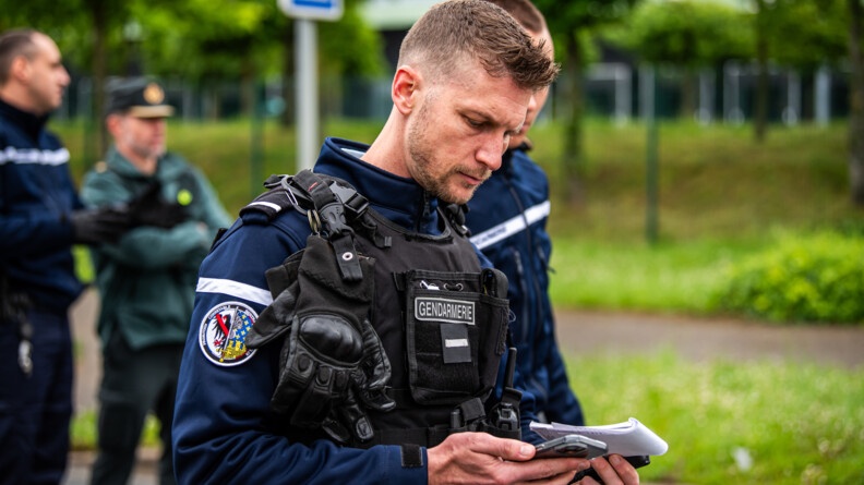 Un sous-lieutenant de gendarmerie départementale prend des informations concernant un blocage de rond-point