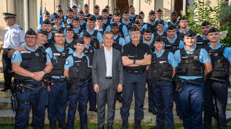 Le ministre de l'Intérieur et des Outre-mer et le DGGN posant pour une photo avec des élèves-gendarmes.