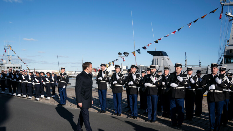 Le président de la république passe en revue les troupes dont des marins et des gendarmes
