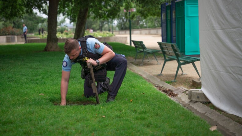 EOR inspectant une bouche d'égout sur les quais de Seine.