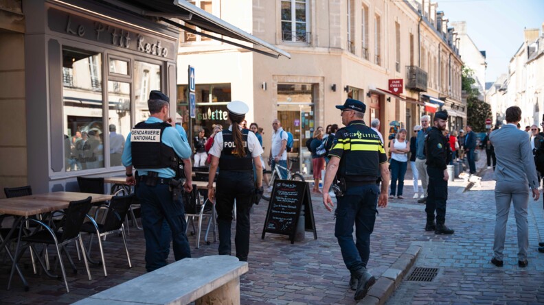 Dans les rues de Bayeux, un gendarme français patrouille aux côtés d'une policière allemande et d'un autre policier issu d'une force de sécurité intérieure d'un autre pays européen.
