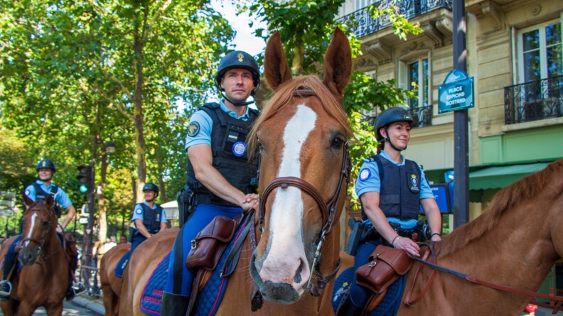 Quatre cavaliers de la Garde républicaine dont une cavalière de la maréchaussée néérlandaise sur des chevaux alezans