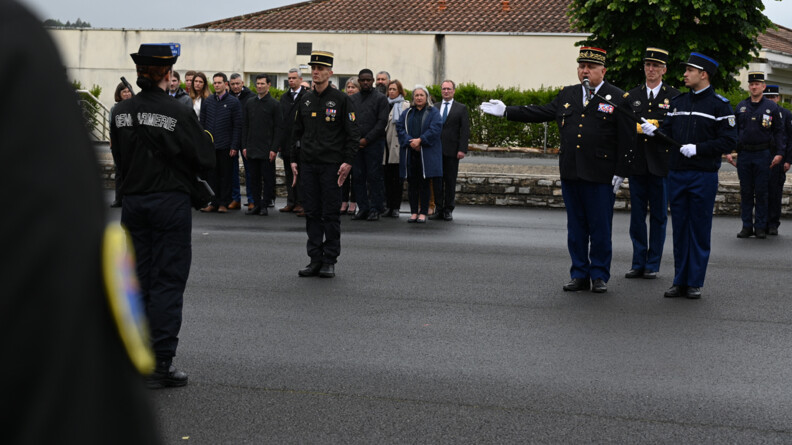 Un général de gendarmerie désigne à ses troupes un chef d'escadron de gendarmerie mobile