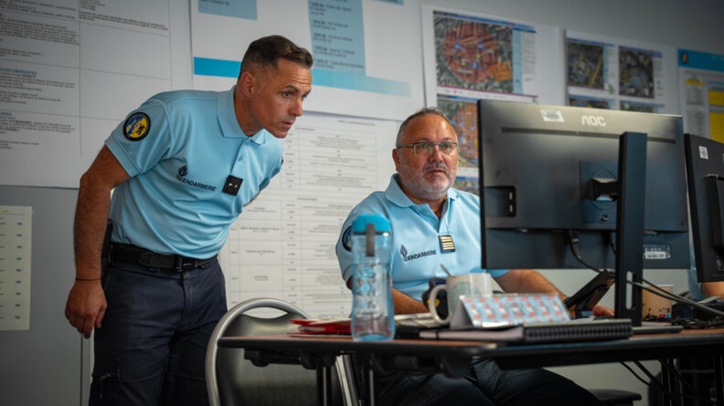 A gauche, debout, le général Lionel Rollin, commandant du Groupement de gendarmerie départementale du Nord. A droite, assis devant un ordinaleur, le lieutenant-colonel Didier Michaud, chef du Poste de commandement opérationnel.