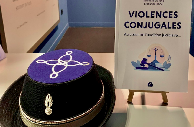 Photos d'un chapeau de gendarme posé à côté d'un livre s'intitulant "Violences conjugales, au coeur de l'audition judiciaire..."