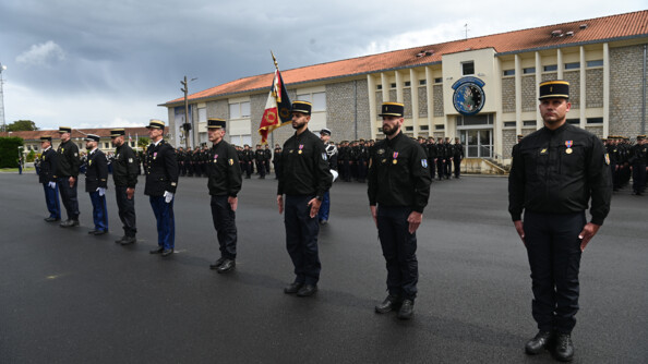Une dizaine de gendarmes mobiles au garde-à-vous viennent d'être décorés