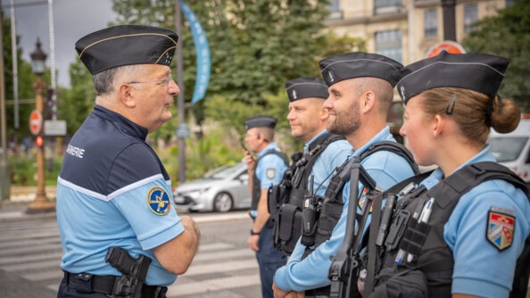 Le DGGN échange avec des gendarmes, tous sont souriants