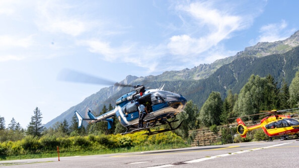 Lhélicoptère Choucas de la gendarmerie décolle de la D.Z. des Bois, à Chamonix-Mont-Blanc.