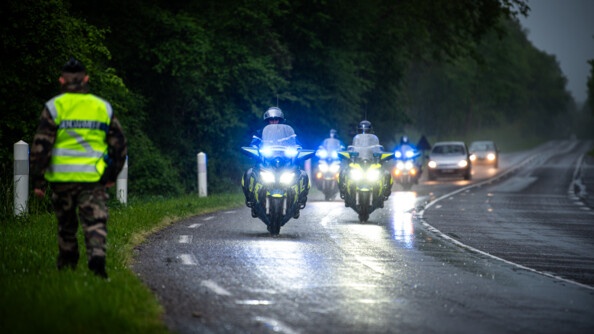 Des motards de la gendarmerie arrivent sur les lieux d'un accident de bus