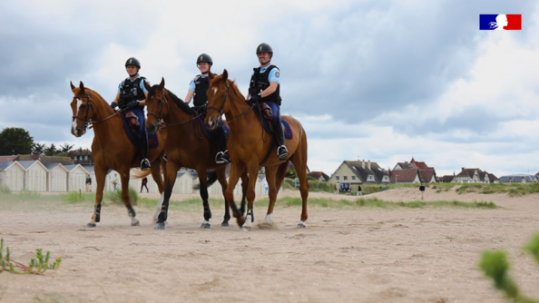 Des chevaux de la gendarmerie sur la plage.