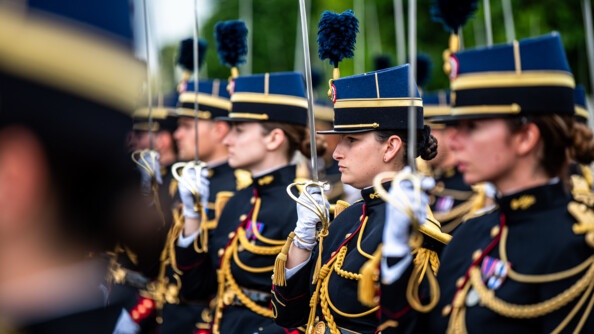 Des élèves officiers féminines au garde à vous durant la cérémonie à l'EOGN