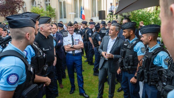 Le ministre de l'Intérieur et des Outre-mer, le DGGN et le général Phélip échangeant avec des élèves-gendarmes.