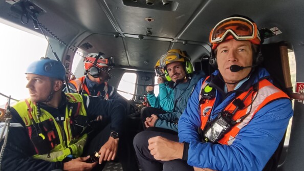 Nils Allègre et quatre gendarmes dans un hélicoptère en vol