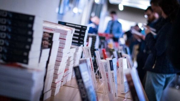 Stand de livres au salon littéraire de l'EOGN, le 1er avril.