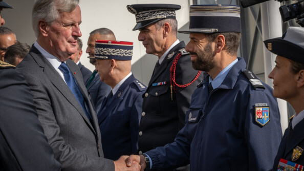 Le Premier ministre, Michel Barnier, serre d'un colonel de la gendarmerie nationale