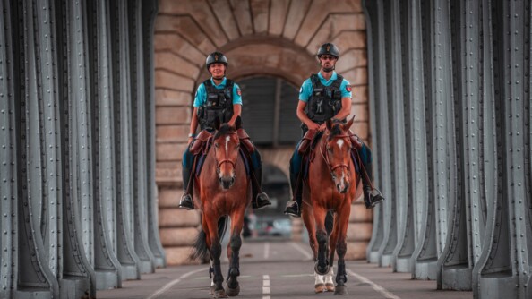 Garde républicaine sur un pont de Paris.