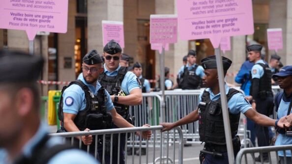 Gendarmes assurant le filtrage à l'entrée de la cérémonie d'ouverture.