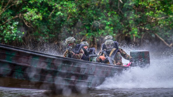 Militaires de l'AGIGN à bord d'une pirogue.