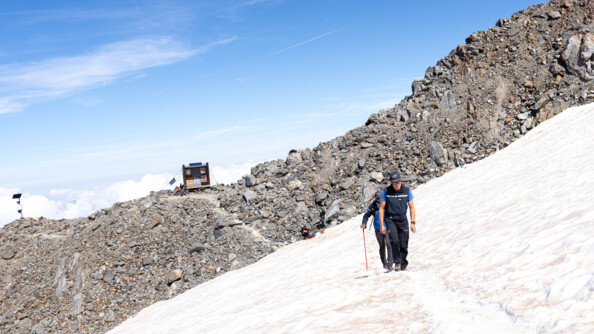 Deux gendarmes du PGHM de Chamonix à l'entrée du glacier de Tête Rousse, sur le Mont Blanc.