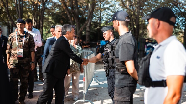 Le ministre de l'Intérieur et des Outre-mer Gérald Darmanin serre la main d'un gendarme.