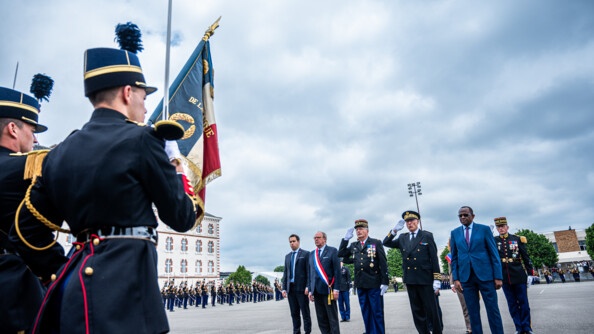 Le général d'armée Christian Rodriguez salue les gardiens du drapeau