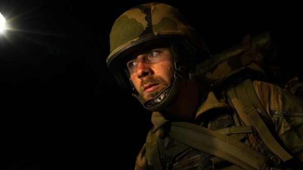 Portrait d'un élève officier avant qu'il n'entame sa descente en rappel de nuit