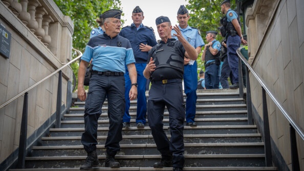 Trois officiers généraux de gendarmerie avec le DGGN descendent dans une bouche de métro dans Paris