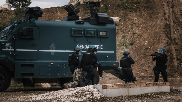 Une équipe d'intervention de la gendarmerie mobile a interpelé un individu, retour vers l'arriève du Centaure sous couverture