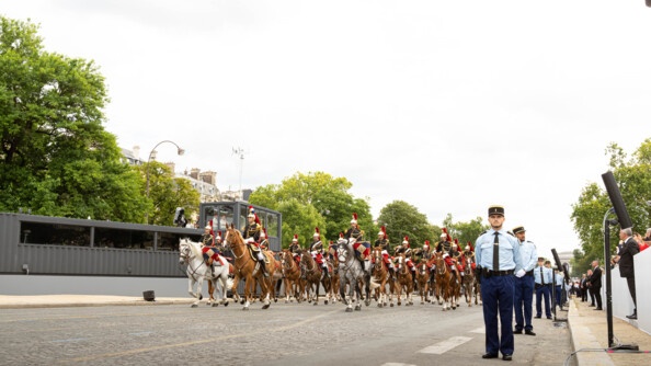 Le régiment de cavalerie de la GArde républicaine défile sur l'avenue Foch