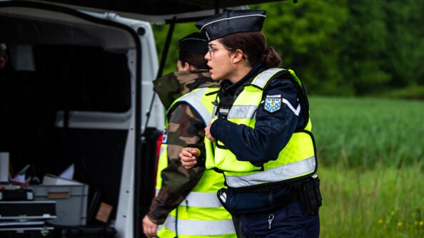 Une officier-élève est à l'arrière d'un véhicule gendarmerie