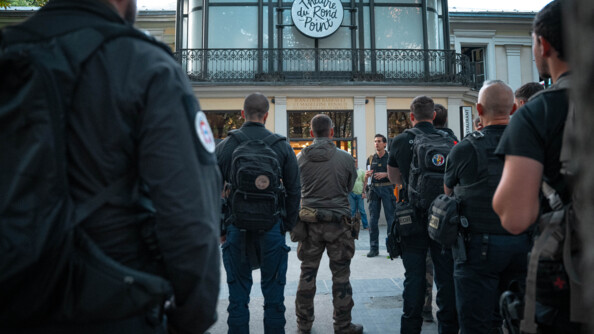 Les gendarmes EOR inspectent le site de la cérémonie d'ouverture des Jeux paralympiques de Paris 2024