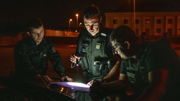 Le lieutenant-colonel Le Pape préparant une opération de nuit avec le DSI.