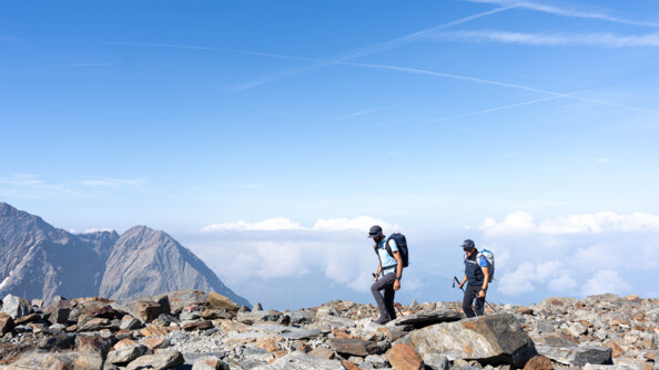 Deux gendarmes du PGHM de Chamonix en patrouille sur le Mont Blanc.