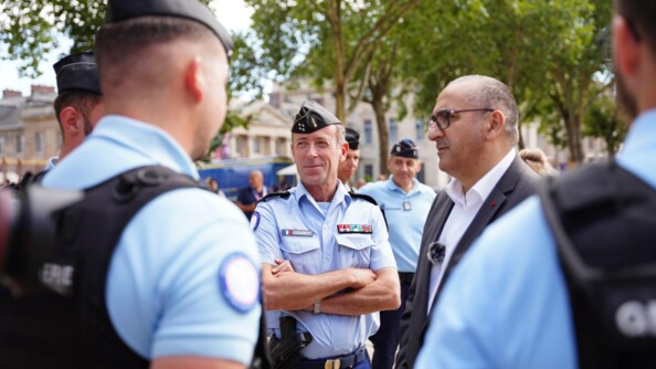 Le préfet de police de Paris échangeant avec plusieurs gendarmes aux côtés du général de corps d'armée Ducept.