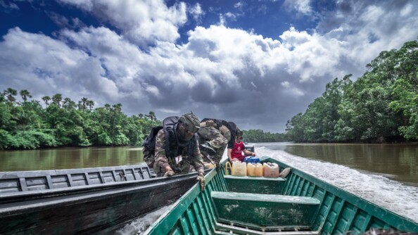 Gendarmes de l'AGIGN sautant dans la pirogue du garimpeiros.