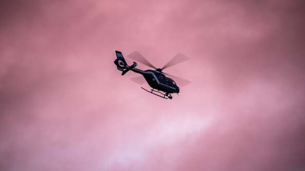 L'hélicoptère de la gendarmerie durant la rave party avec un beau coucher de soleil