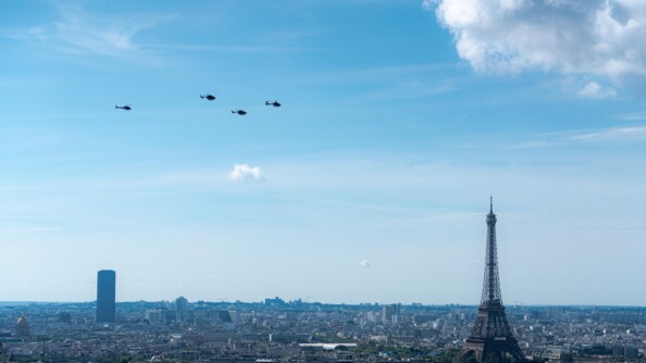 AU-dessus de PAris, la Tour Eiffel à droite, volent en formation 4 hélicoptères de la gendarmerie